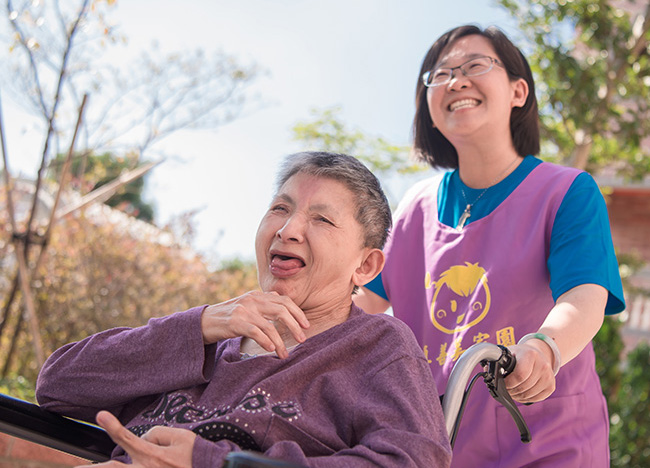 真善美社會福利基金會位於桃園市，服務18歲以上至75歲的成人心智障礙者，提供全日住宿型照護服務，
										幫助憨兒生活自立、職業訓練、老年養護…等專業服務與環境，超過25年的時間結合體系內各機構，讓憨兒得到妥善的照護，
										並成立老憨兒服務的真善美家園，進而推動社區憨老家庭照顧服務等。近年來關注老憨兒無法在地終老，以及臥床的「重癱憨兒」無處收容的困境，
										積極在桃園新屋地區籌建「憨樂生活村」，為重癱憨兒設立終老家園。
